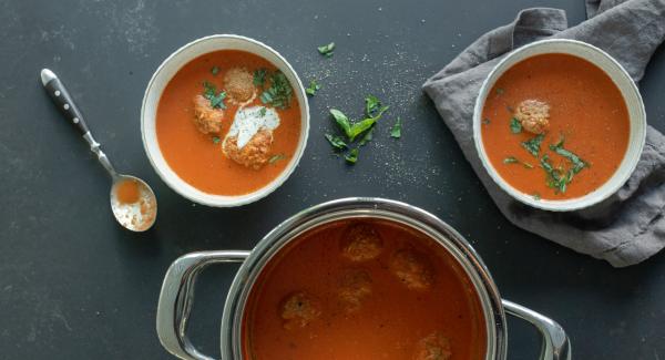 Zuppa di pomodoro con polpette di carne