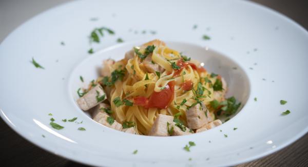Fettuccine con pomodorini, pesce spada e gamberi