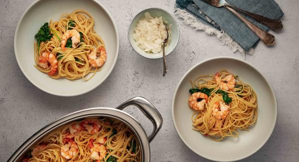 Spaghetti con gamberi e spinaci