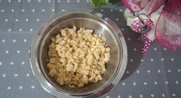 In una Bacinella Combi AMC da 20 cm di diametro unire le farine allo zucchero e al burro tagliato a pezzi freddo. 
Impastare fino ad ottenere un composto sbricioloso.