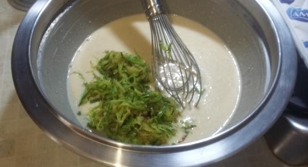 Quando il composto sarà liscio ed omogeneo, aggiungere le zucchine con la cipolla cotte con EasyQuick.