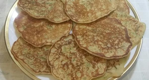 Ripetere il procedimento con il restante impasto per ottenere in totale 10 pancakes.