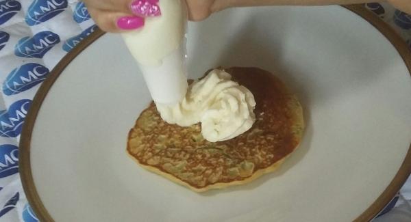 Distribuire sui Pancakes il formaggio spalmabile.