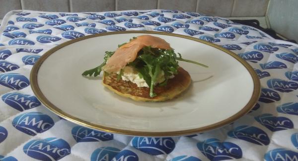 Infine adagiare, sopra la rucola, pezzetti di salmone affumicato o bresaola.