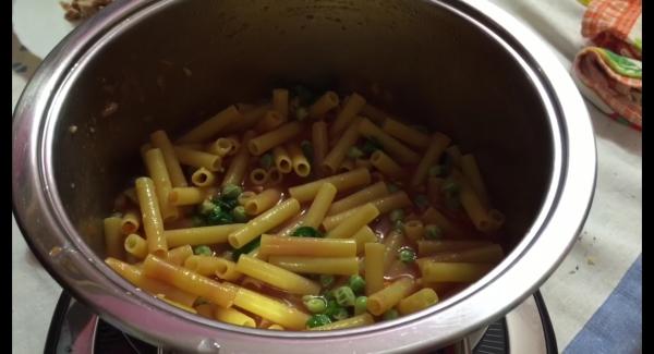 Aggiungere la pasta e l'acqua fino a coprirla.