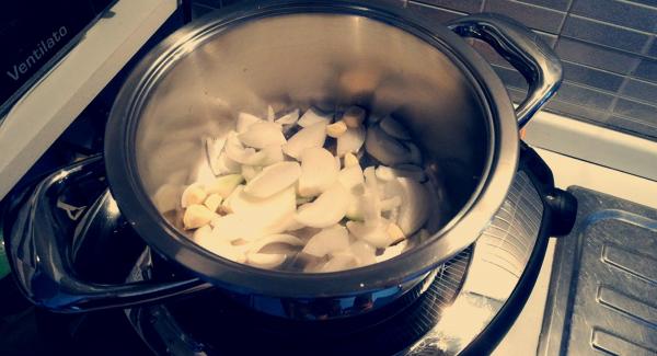 Pelare la cipolla e l'aglio. 
Tagliarli grossolanamente e adagiarle all'interno dell'Unità di cottura.