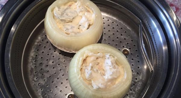 Terminata la cottura dei 15 minuti, togliere il coperchio e adagiare sopra le cipolle uno strato di gorgonzola dolce