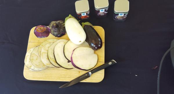 Lavare e tagliare le melanzane a rondelle circa 1 cm; Asciugare le melanzane con della carta e infarinare il tutto con farina integrale (oppure 00);