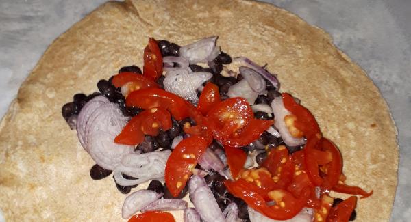 tenete i burritos al caldo umido perché non si secchino (basta porli su un piatto e coprirli con un canovaccio) e nel frattempo uno ad uno farcite i burritos con gli ingredienti preparati, chiudeteli a cartoccio con l'impasto e poneteli su pentola amc, infine con navigenio capovolto si procede a gratinare fino a scioglimento del formaggio (2-3 minuti) e voilà .... cena pronta!