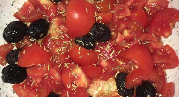 Tagliare  i pomodorini e metterli in una ciotola insieme all’aolio extravergine d’oliva, olive nere e rosmarino, amalgamare il tutto e far riposare!