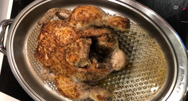 Girare il pollo e lasciare rosolare per qualche minuto