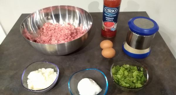 Disporre gli ingredienti sul piano.