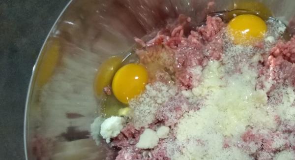 In una ciotola, con la carne macinata, aggiungere le uova ed il formaggio. Amalgamare manualmente.