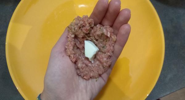 Formare le polpette aiutandosi con una mano. 
Adagiare un pugnetto di carne nell'incavo della mano, aggiungere un pezzetto di mozzarella e chiudere la polpetta.