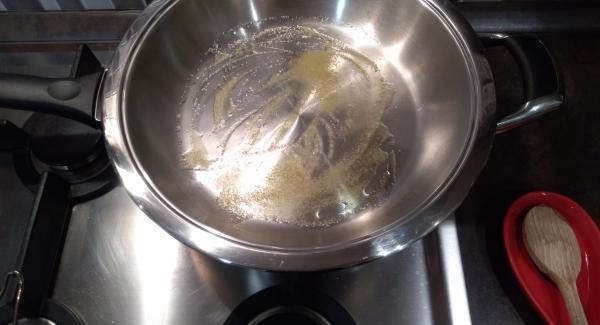 Mettere la padella sul fornello a fuoco medio ed aggiungere olio e cipolla (se gradite).