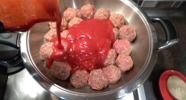 Aggiungere le polpette, la passata di pomodoro e l'acqua. Chiudere il coperchio.
