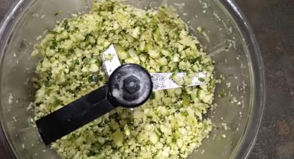 Mettere nel Tritamix (con lame) la zucchina e pezzi, il pangrattato, il parmigiano e l'olio e tritare. Mettere da parte.