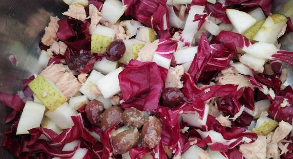 Versare il radicchio la pera la cipolla il tonno le olive ed il dado nell'unità da 20 cm