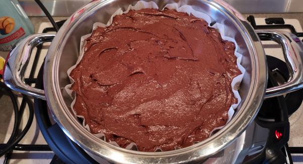 Amalgamare con una frusta lo zucchero con le uova e creare una cremina. Poi aggiungere il resto degli ingredienti: farina, lievito, panna da montare, cacao, olio di semi di lino e se si vuole, gocce di cioccolato.
Adagiare l'impasto nell'unità.