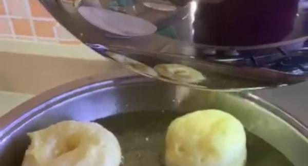 quando la lancetta del visioterm arriva a 98 gradi sollevo il coperchio tolgo il disco di carta da forno giro le zeppole che nel frattempo sono lievitate e ricopro per pochi secondi fino alla doratura desiderata