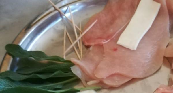 Su un tagliere, preparare gli involtini stendendo su ogni fetta di pollo tagliata sottile mezza sottiletta, arrotolare e chiudere con uno stuzzicadenti.