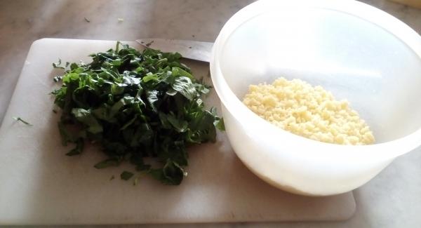 Tagliare a dadini piccoli il formaggio.
Lavare e sminuzzare gli spinaci e metterli da parte.