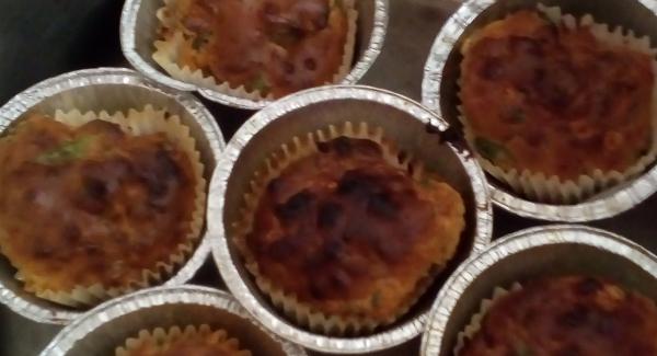 Versare l'impasto ottenuto nei pirottini da muffin.
Accendere Navigenio, scaldare la pentola vuota fino a "carne"; togliere l'unità di cottura da Navigenio, inserire i pirottini con i muffin e cuocere con Navigenio capovolto per 10 min a livello 2.
La cottura può variare in base alla dimensione dei pirottini.