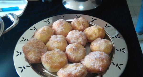 Su di un tavoliere disporre la farina creando un buco all'interno dove aggiungere gli ingredienti iniziando dalle patate e poi a seguire tutti gli altri ingredienti.  Unire il lievito sciolto in un po' d'acqua  con l'aggiunta di un pizzico di zucchero. Impastare fino a ottenere un impasto morbido. Creare delle palline da circa 50/60 gr e lasciare lievitare un paio di ore coperti da un canovaccio.
Riscaldare la padella arcobaleno AMC con l'olio con l'audiotherm a carne, al suono iniziare con tre massimo quattro bomboloni, questo per non fare raffreddare l'olio. Impostare audiotherm a carota al suono girare i bomboloni e asciugare il coperchio. Continuare sino a quando il colore non è dorato. Abbassare la fiamma. A fine cottura passarli nello zucchero semolato. Una buona variante è creare al posto delle palline dei taralli.