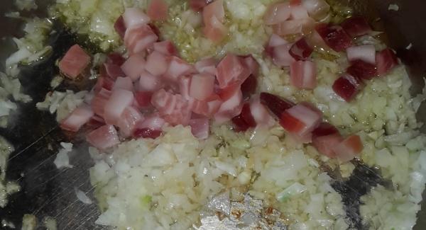 Tritate il cipollotto e la pancetta con il tritamix  e fate cuocere per 1 minuto con un cucchiaio di olio .