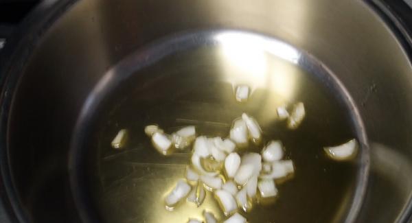 Soffriggere il cucchiaio di olio con la cipolla