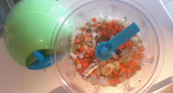 Tritare cipolla carote e sedano con il tritamix. A parte tritare la pancetta dolce.