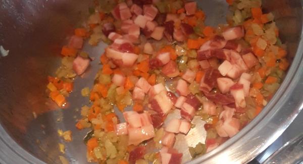 Cuocere pancetta e verdure nell’unita di 20 cm da 2,3 litri per 3 minuti.