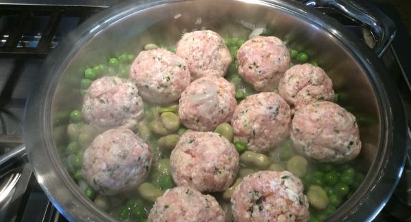 Fare delle polpette e unire alle verdure. Cuocere per altri 10 minuti.