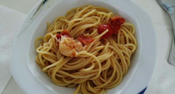 Scolare la pasta al dente e unirla al sugo per saltarla ed insaporirla.
Aggiungere a cascata del prezzemolo fresco tritato con tritamix.
Pulire l'astice e aggiungere i pezzettini nel piatto direttamente.
E Buon Appetito!