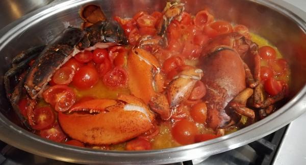 aggiungere i pomodorini tagliati a metà, un poco di sale e lasciare in cottura altri due minuti.