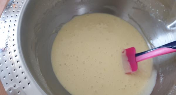 Montare le uova con lo zucchero e il pizzico di sale, una volta raddoppiato il volume incorporate prima il burro sciolto e un po alla volta la farina e il lievito, mescolare fino ad ottenere un composto omogeneo