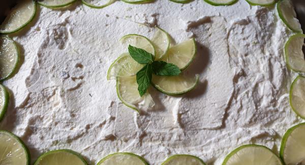 Prima di servire decorare a piacere con delle fettine sottili di lime e delle foglioline di menta