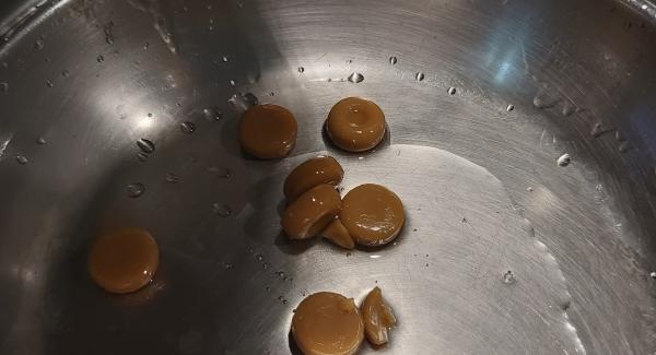 Nella padella sciogliere un pacchetto di caramelle alpenliebe con un filo di olio per friggere e scioglierle