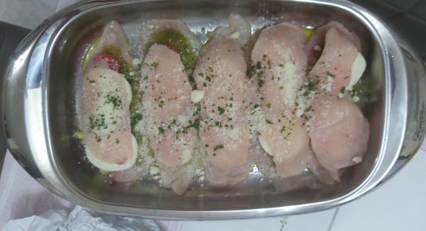 Coprire ogni porzione con un'altra fettina di petto di pollo,parmigiano grattugiato e prezzemolo