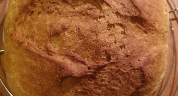 Mettere il pane su una gratella e far raffreddare