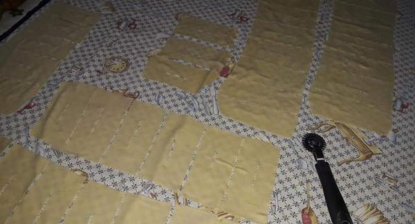Stendere la pasta con la sfogliatrice dalla prima all'ultima larghezza e tagliarla in rettangoli 8 cm x 4 cm.