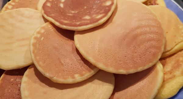 Girare i pancake quando si saranno formate delle bollicine . Far colorire e poi mettere in un piatto .