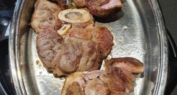 mettere un paio di cucchiai d'olio sul fondo e scottare da entrambi i lati gli ossobuchi