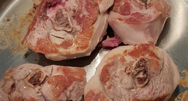Portare la temperatura della rosticcera da 24 fino a tacca carne , mettere dentro gli ossibuchi e rosolarli da ambo i lati