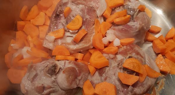 A rosolatura fatta aggiungere le carote a pezzi e della cipolla tritata