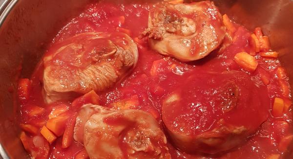 Aggiungere mezza bottiglia di passata di pomodoro  aggiungendo delle spezie