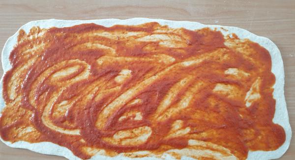 Spalmate sull'impasto la salsa condita