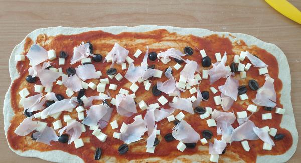 Versate poi mozzarella olive e prosciutto