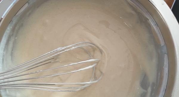 Aggiungete il latte e l'olio di semi e amalgamate tutti gli ingredienti fino a ottenere un composto liscio e omogeneo.