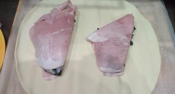 Adagiamo sopra gli altri due filetti avvolti nel prosciutto.